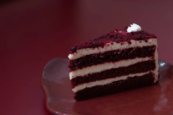 Red Velvet Cake Auf Rotem Keramikteller Roter Hintergrund — Stockfoto