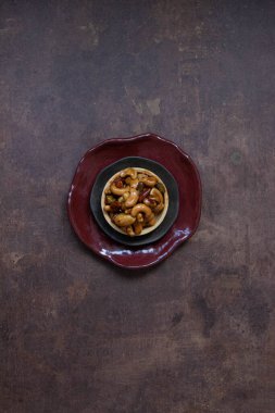 Öğleden sonra çayı ya da kahve molası için lezzetli bir tatlı, Karamelli cevizli tart.