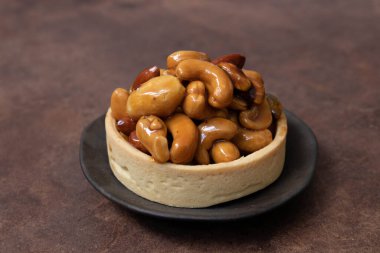 Öğleden sonra çayı ya da kahve molası için lezzetli bir tatlı, Karamelli cevizli tart.