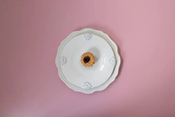 Tradycyjna Tarta Dżemem Truskawkowym Różowym Tle — Zdjęcie stockowe
