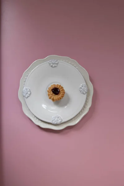 Tradycyjna Tarta Dżemem Truskawkowym Różowym Tle — Zdjęcie stockowe