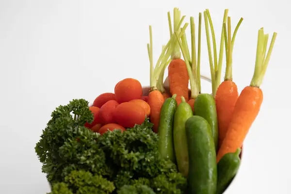 Petersilie Baby Karotten Baby Gurken Und Kirschtomaten Frisches Bio Gemüse — Stockfoto