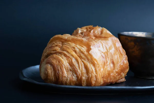 Französisches Brot Schokocroissant Serviert Auf Nachmittagstee Oder Kaffeepause — Stockfoto