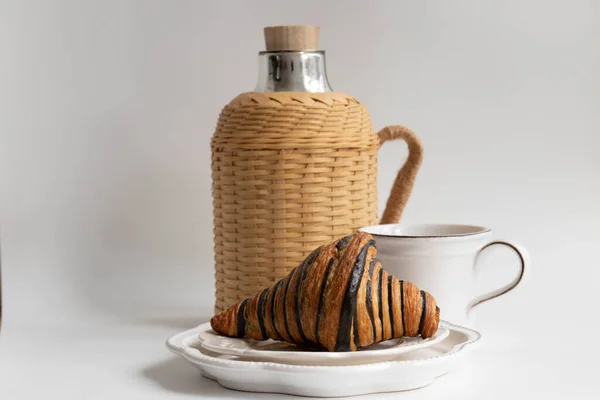 Традиционная Французская Выпечка Шоколадный Круассан Чашкой Кофе — стоковое фото