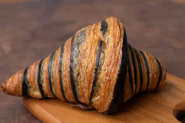 Traditionellt Franskt Bröd Chokladcroissant Rustik Bakgrund — Stockfoto