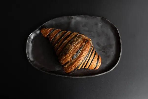 Pão Francês Tradicional Croissant Chocolate Fundo Preto — Fotografia de Stock