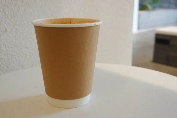 Кофе Коричневой Бумажной Чашке Белом Фоне — стоковое фото