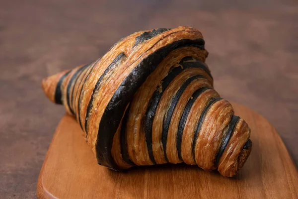 法国传统糕点 巧克力羊角面包 — 图库照片