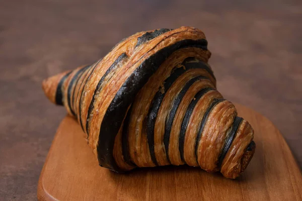 Traditionellt Franskt Bröd Chokladcroissant Rustik Bakgrund — Stockfoto