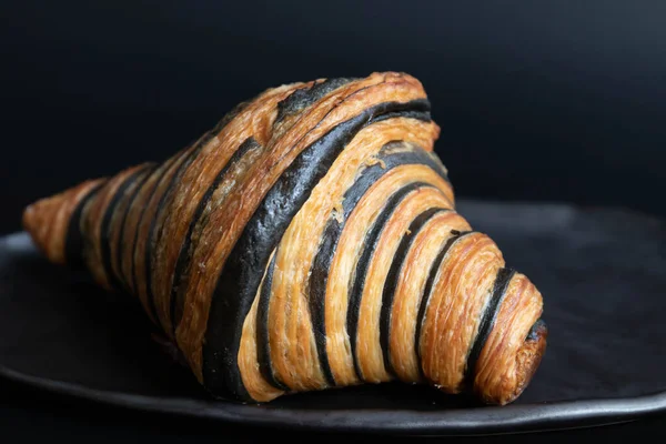 传统的法国面包 黑背景的巧克力羊角面包 — 图库照片