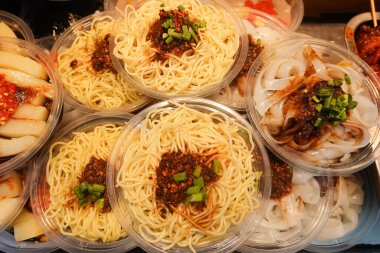 Chengdu 'daki geleneksel Çin sokak yemeklerini kapatın, Sichuan' daki Baharatlı Soğuk Erişte, Dan Dan Erişte, Çin