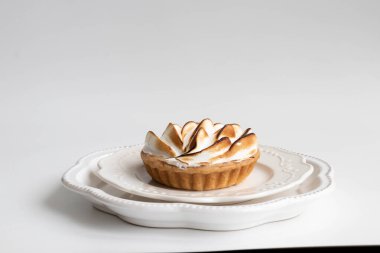 Beyaz arka planda lezzetli limonlu pasta.