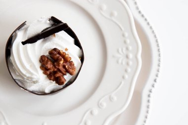 Özel tatlı, beyaz arka planda çikolatalı mus keki.