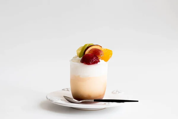 Pudding Ολοκληρώνεται Ανάμικτα Φρούτα Λευκό Φόντο — Φωτογραφία Αρχείου