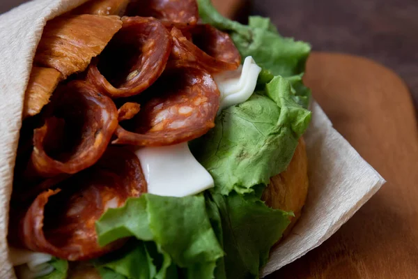 Salami Sandwich Mit Salat Und Feta Auf Schwarzem Hintergrund — Stockfoto