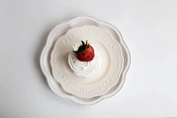 바탕에 유기농 딸기가 디저트 케이크 — 스톡 사진