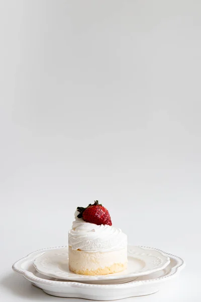 바탕에 유기농 딸기가 디저트 케이크 — 스톡 사진