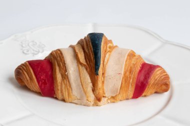 14 Temmuz, Fransa 'nın ulusal günü Bastille Günü' nü kutlamak için mavi, beyaz ve kırmızı ayçöreği madalyalı.