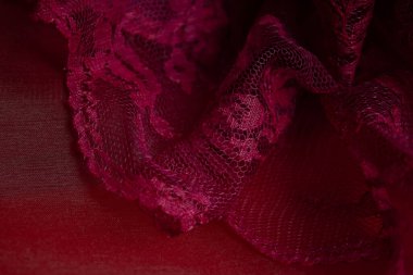 Kırmızı arkaplanda soyut eğri ve kırmızı dantelin gölgesi