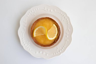 Beyaz seramik tabakta limonlu tart, beyaz arkaplan