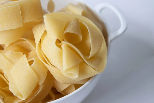 Italian Raw Pasta Pappardelle Valkoinen Bac — kuvapankkivalokuva