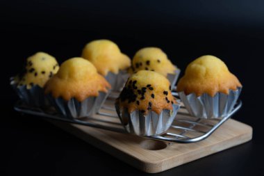 Madeleine pastasının üstünde siyah susam var.