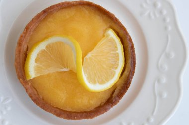 Beyaz seramik tabakta limonlu tart, beyaz arkaplan