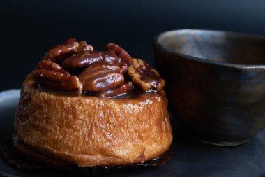 Fındıklı cevizli yapış yapış çörekler ve fındıklı en lezzetli kahverengi şekerli karamel sosuna batırılmış.