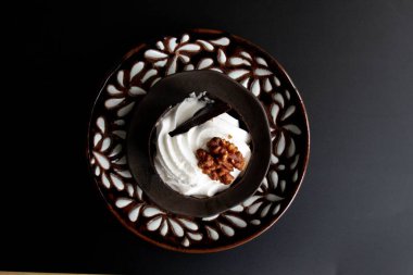 Özel tatlı, beyaz arka planda çikolatalı mus keki.