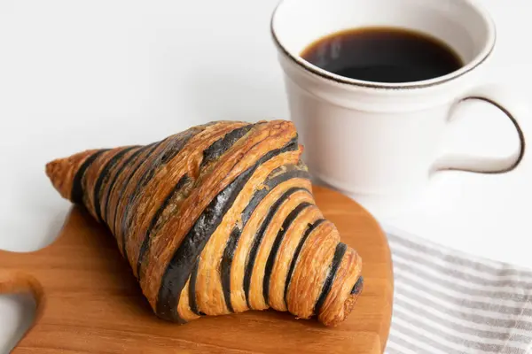 Традиційний Французький Хліб Шоколадний Круасан Чорному Тлі — стокове фото