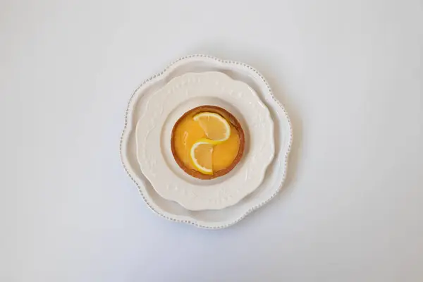 Cytrynowa Tarta Białej Płycie Ceramicznej Białe Tło — Zdjęcie stockowe