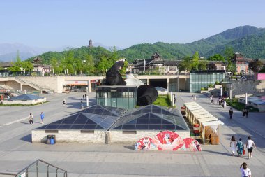 Şirin Heykel, Parktaki Selfie Panda, Bu fotoğraf 2023 Nisan 'ında çekilmiş, Liduigongyuan Parkı, Sichuan, Çin