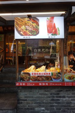 Jinli Pedestrian Caddesi 'ndeki sokak yemekleri, yerel gıda ve dükkanların yeri, bu fotoğraf 2023 Nisan' ında, Chengdu, Sichuan, Çin 'de çekildi.
