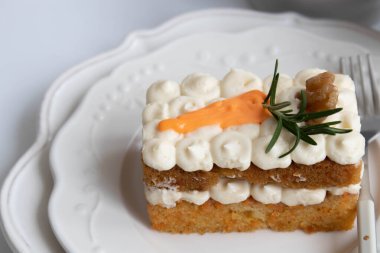 Beyaz bir tabakta havuçlu kek.