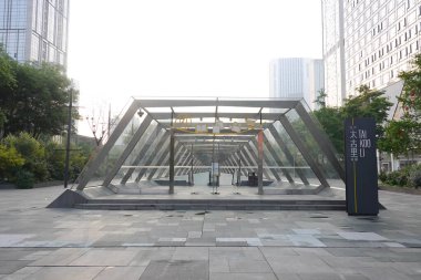 Chunxi Metro İstasyonu 'nun önündeki meydanda. Bu fotoğraf 17 Nisan 2023 'te Chengdu, Sichuan, Çin' de çekildi.