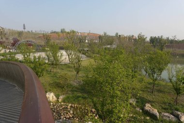 Batı Kapısı, Chengdu Dev Panda Yetiştirme Araştırma Üssü 'ndeki konferans binaları ve pandalar. Bu fotoğraf 2 Ekim 2023' te Chengdu, Çin 'de çekildi.