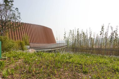 Batı Kapısı, Chengdu Dev Panda Yetiştirme Araştırma Üssü 'ndeki konferans binaları ve pandalar. Bu fotoğraf 2 Ekim 2023' te Chengdu, Çin 'de çekildi.