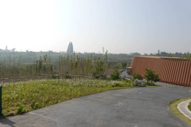 Batı Kapısı, Chengdu Dev Panda Yetiştirme Araştırma Üssü 'ndeki konferans binaları ve pandalar. Bu fotoğraf 2 Ekim 2023' te Chengdu, Çin 'de çekildi.