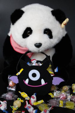 Siyah sepet şekerli Panda Plush Doll