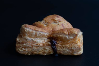 Siyah arka planda ev yapımı puf böreği