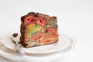 Kahve molası ya da öğleden sonra çayı için tatlı. Beyaz arka planda renkli meyveli kek.