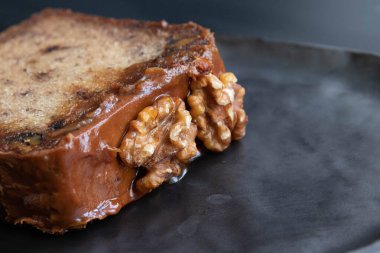 Siyah arka planda ev yapımı lezzetli çikolatalı pasta.