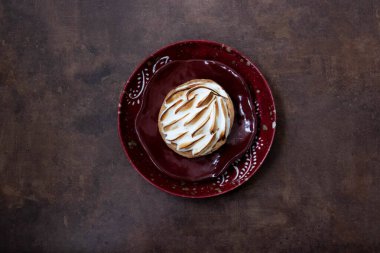 Lezzetli limonlu pasta, kırsal arka planda.