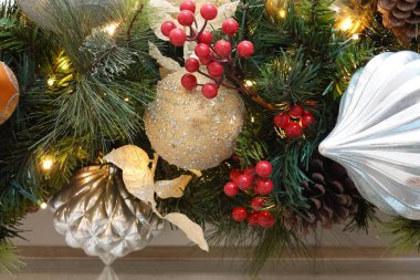 Noel Baba, Kırmızı Böğürtlen, Yeşil Funda, Çam kozalağı parlayan toplar