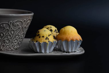 Madeleine pastasının üstünde siyah susam var.