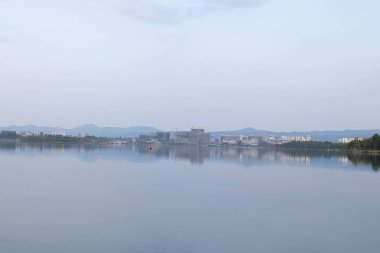 Xinglong Park 'taki gölün sakin atmosferi