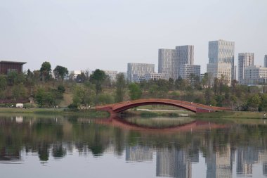 Xinglong Park 'taki gölün sakin atmosferi