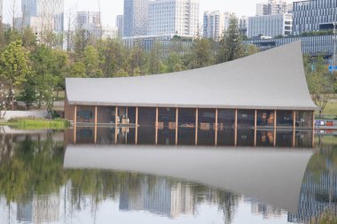 Xinglong Park 'taki gölün sakin atmosferi