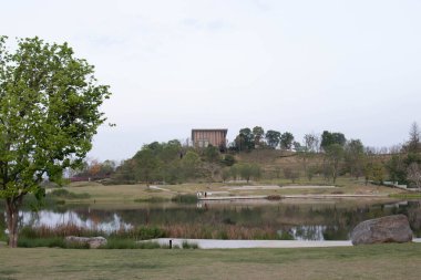 Xinglong Park 'taki gölün sakin atmosferi