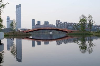 Xinglong Park 'taki gölün sakin atmosferi